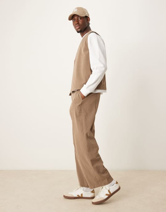 ASOS DESIGN vida ben smart co-ord byxor i brunt tekniskt tyg med elastisk midja - Image 4