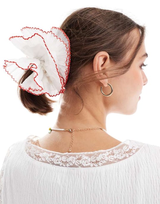 ASOS DESIGN scrunchie med plisserad detalj i vitt med röda kanter - Image 1
