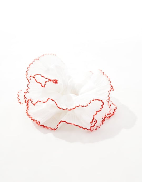 ASOS DESIGN scrunchie med plisserad detalj i vitt med röda kanter - Image 3