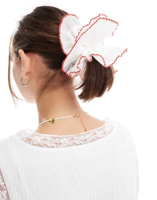 ASOS DESIGN scrunchie med plisserad detalj i vitt med röda kanter - Image 4