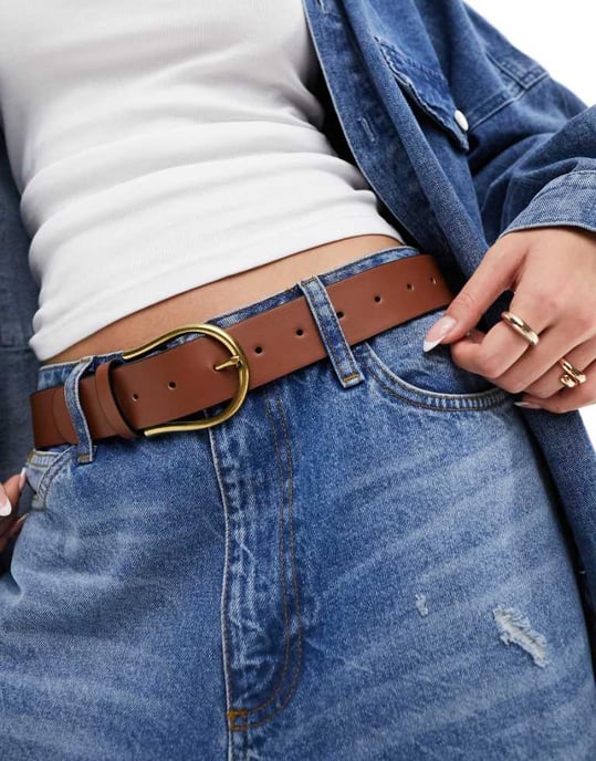 ASOS DESIGN midja och höft halvmåne jeansbälte i tan - Image 1