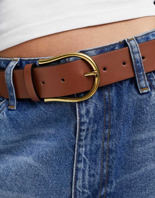 ASOS DESIGN midja och höft halvmåne jeansbälte i tan - Image 3