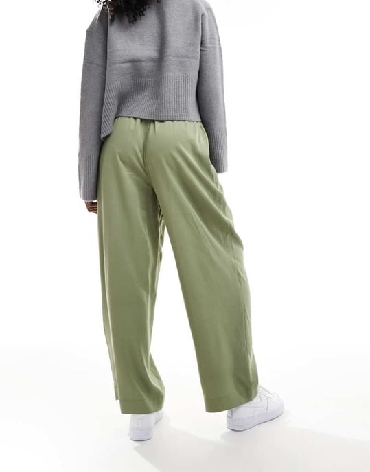 ASOS DESIGN premium avslappnade byxor med veckdetaljer i tvättad khaki - Image 2