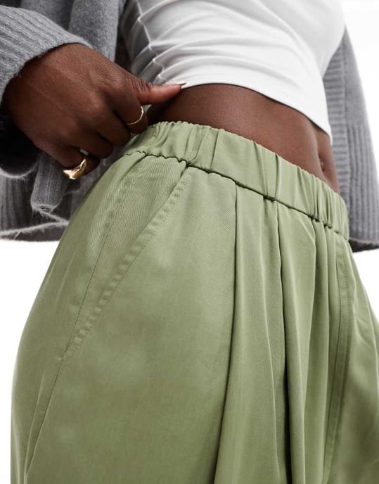 ASOS DESIGN premium avslappnade byxor med veckdetaljer i tvättad khaki - Image 3