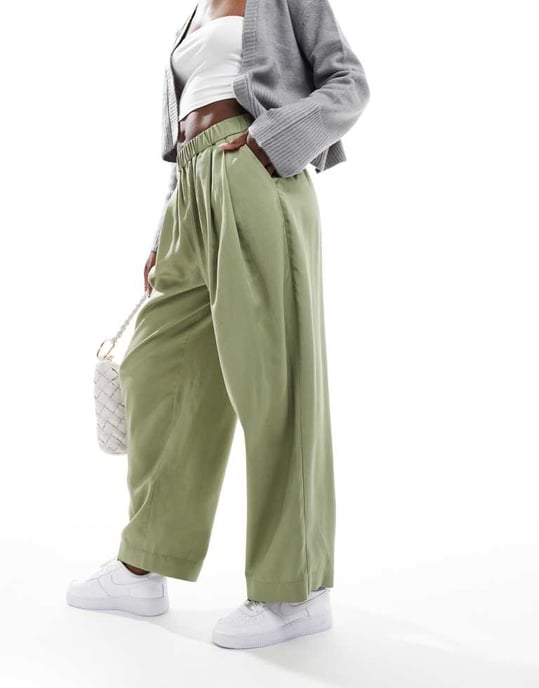 ASOS DESIGN premium avslappnade byxor med veckdetaljer i tvättad khaki - Image 4