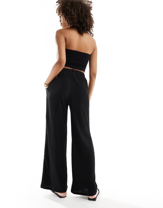 In The Style x Perrie Sian exklusiva strukturerade vida strandbyxor med knytning i midjan i svart - Image 3