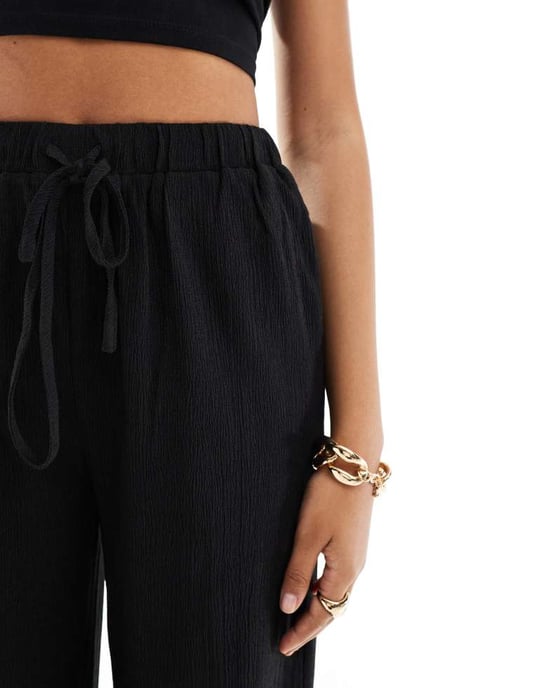 In The Style x Perrie Sian exklusiva strukturerade vida strandbyxor med knytning i midjan i svart - Image 4
