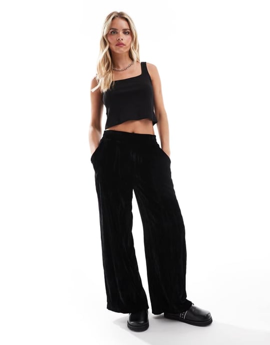 ASOS DESIGN Petite rynkad sammetsbyxa i svart - Image 2