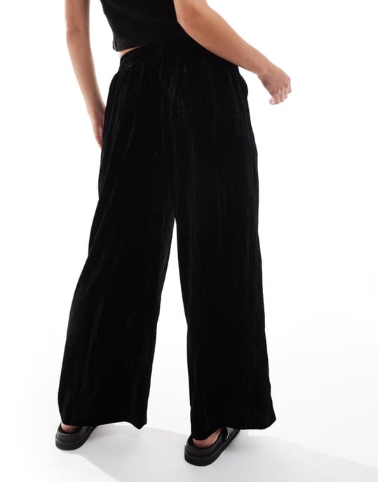 ASOS DESIGN Petite rynkad sammetsbyxa i svart - Image 4