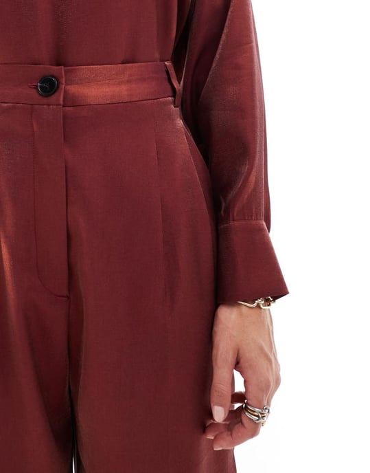ASOS DESIGN metallisk raka skräddarsydda byxor set i bordeaux - Image 3