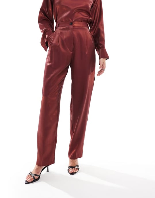 ASOS DESIGN metallisk raka skräddarsydda byxor set i bordeaux - Image 4