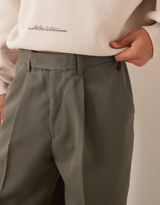 ASOS DESIGN smart vida byxor med framveckt i dämpad grön - Image 4