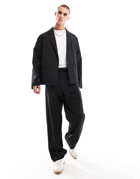 ASOS DESIGN techiga vida cargobyxor i svart - Image 1