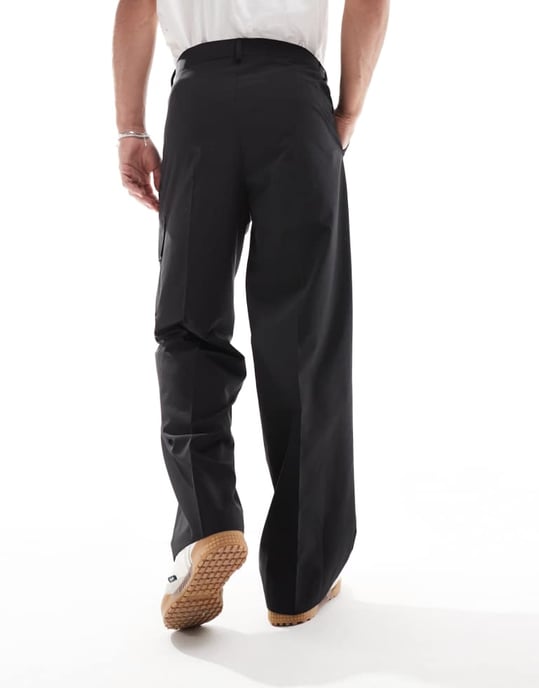 ASOS DESIGN techiga vida cargobyxor i svart - Image 2