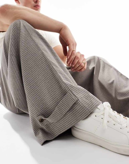 ASOS DESIGN smart extremt vida byxor med manschetter i brun textur - Image 4