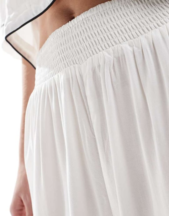 ASOS DESIGN Hög supermjuk slinky vida pyjamasbyxor i vitt med kontrasterande detaljer - Image 2