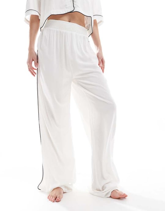 ASOS DESIGN Hög supermjuk slinky vida pyjamasbyxor i vitt med kontrasterande detaljer - Image 3