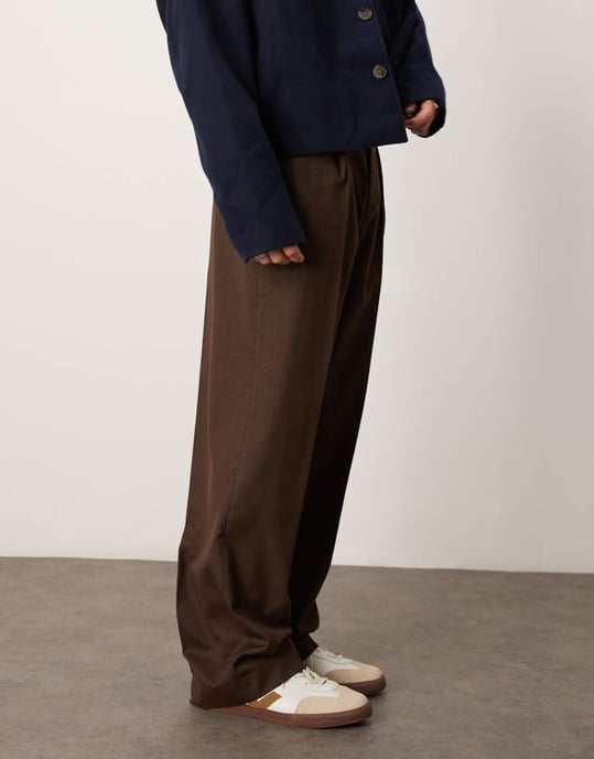 ASOS DESIGN smart bredpassande byxor i neutralt hundtandsmönster - Image 2