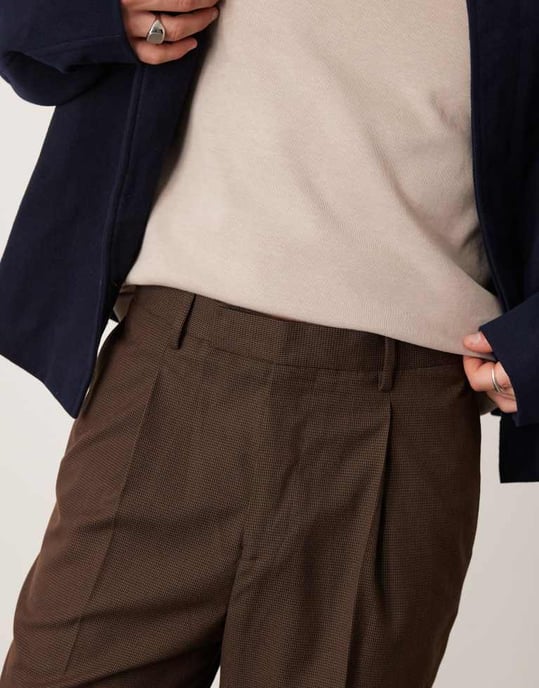 ASOS DESIGN smart bredpassande byxor i neutralt hundtandsmönster - Image 3