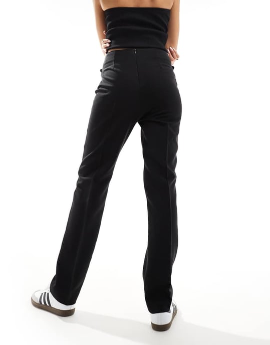 ASOS DESIGN rakbenad byxa med remdetalj i svart - Image 2