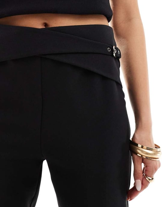 ASOS DESIGN rakbenad byxa med remdetalj i svart - Image 4