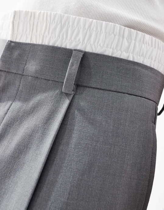 ASOS DESIGN vida smarta byxor med vit kontrastmidja i grått - Image 4