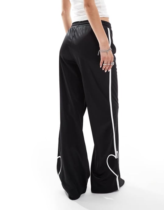 Monki hjärtstripe rak ben track pant byxa i svart med vita ränder - Image 2