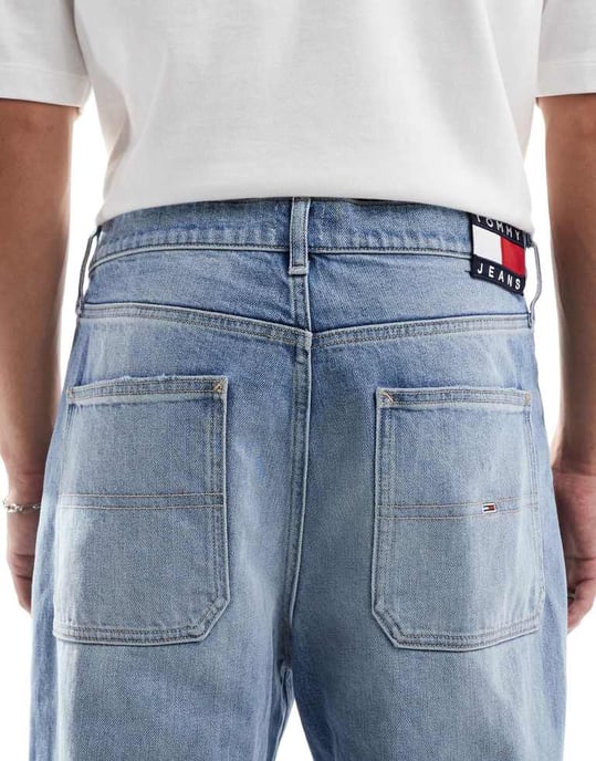 Tommy Jeans Skater slitna jeans i mellanblått med flaggdetaljer - Image 4