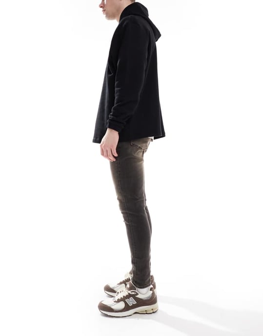 ASOS DESIGN spray-on-jeans med power stretch i tvättad svart med toning - Image 3