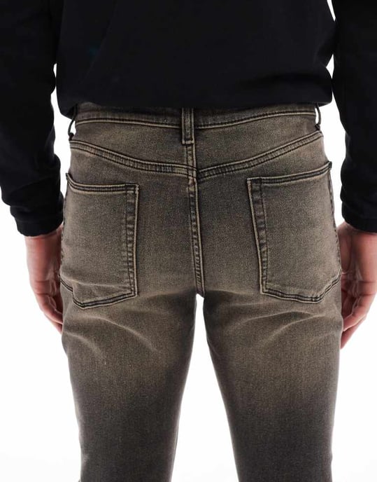 ASOS DESIGN spray-on-jeans med power stretch i tvättad svart med toning - Image 4
