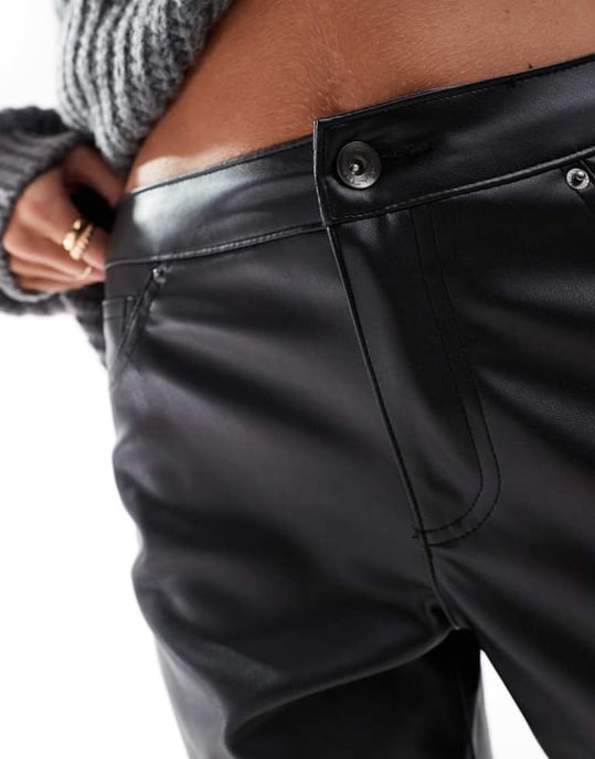 Vero Moda Petite läderlook cigarettbyxor i svart - Image 2