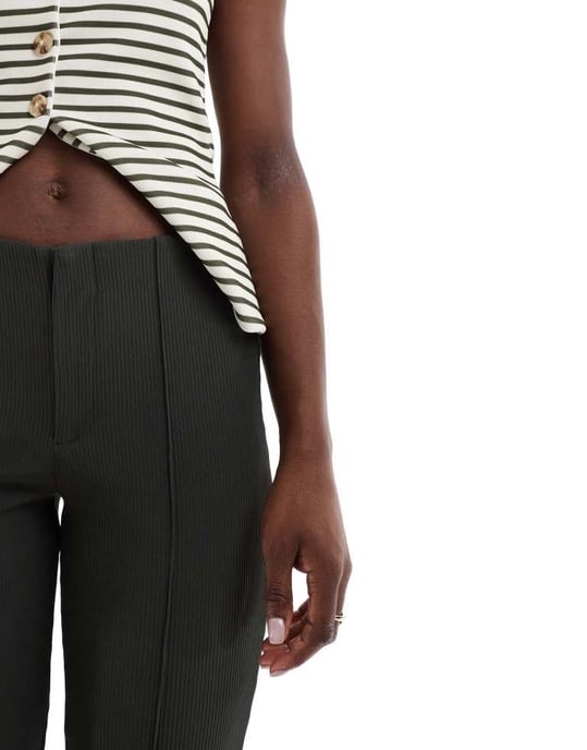 ONLY Sally hög midja ribbad utsvängd byxa i mörk khaki - Image 2