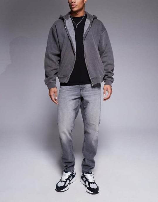 ASOS DESIGN tapered fit jeans i tvättad svart - Image 1