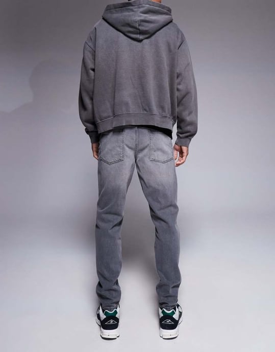 ASOS DESIGN tapered fit jeans i tvättad svart - Image 2