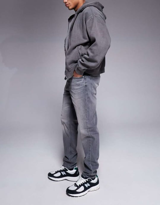 ASOS DESIGN tapered fit jeans i tvättad svart - Image 3