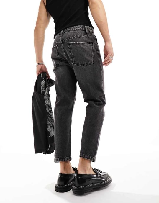 ASOS DESIGN tapered fit jeans i tvättad svart - Image 2