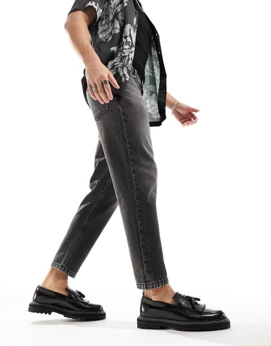 ASOS DESIGN tapered fit jeans i tvättad svart - Image 3