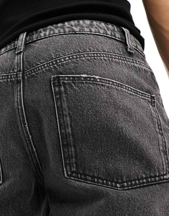 ASOS DESIGN tapered fit jeans i tvättad svart - Image 4
