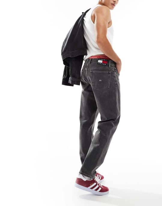 Tommy Jeans Isaac avslappnad tapered jeans i svart - Image 4