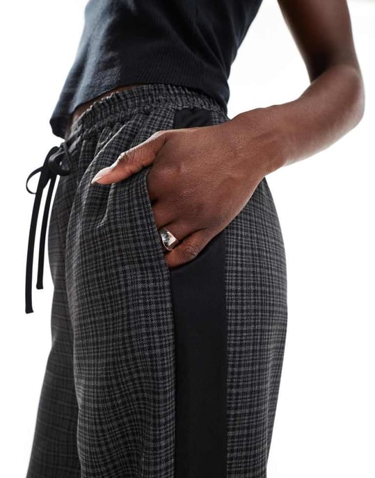ASOS DESIGN byxor med resår och kontrastpanel i grå rutigt - Image 2