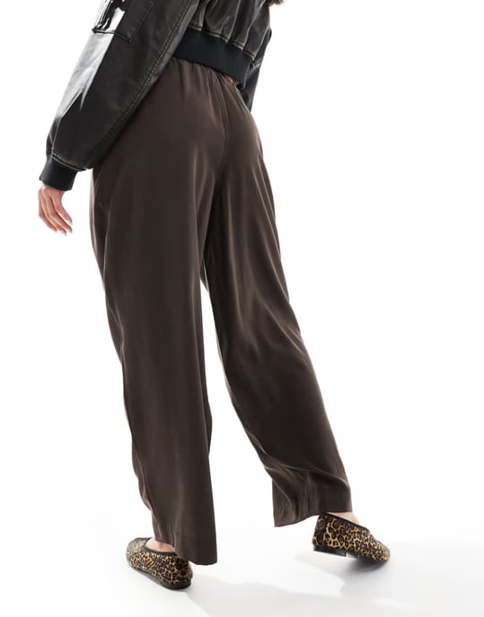 ASOS DESIGN premium avslappnade byxor med veckdetalj i choklad - Image 2