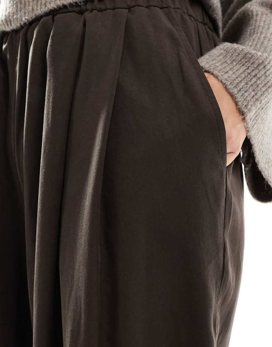 ASOS DESIGN premium avslappnade byxor med veckdetalj i choklad - Image 4