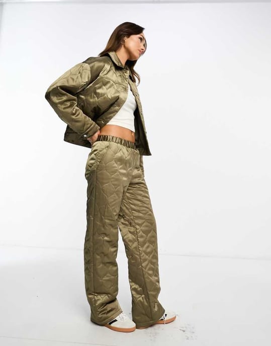 ASOS DESIGN vadderade byxor med elastisk midja i khaki co-ord - Image 4