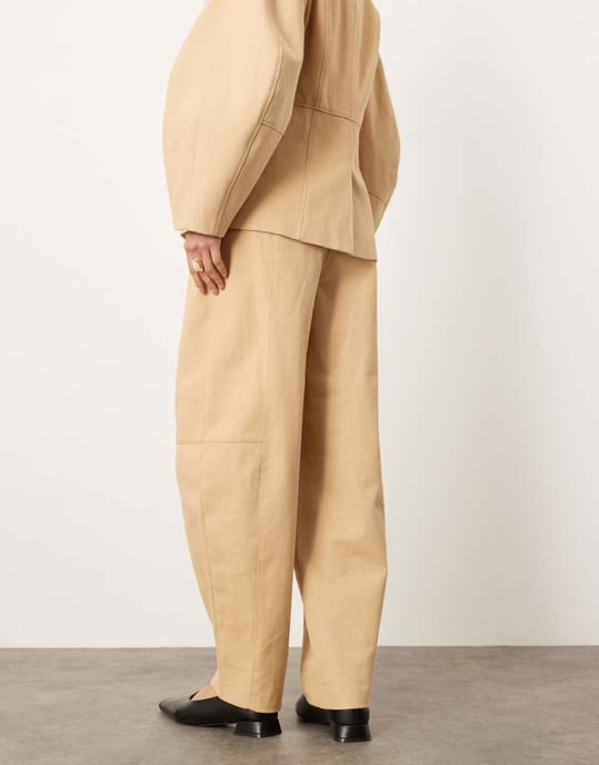 ASOS EDITION twill tunnelbukser med fickdetalj i ljusbrun - Image 3