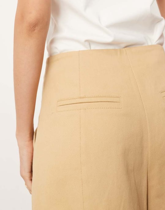 ASOS EDITION twill tunnelbukser med fickdetalj i ljusbrun - Image 4