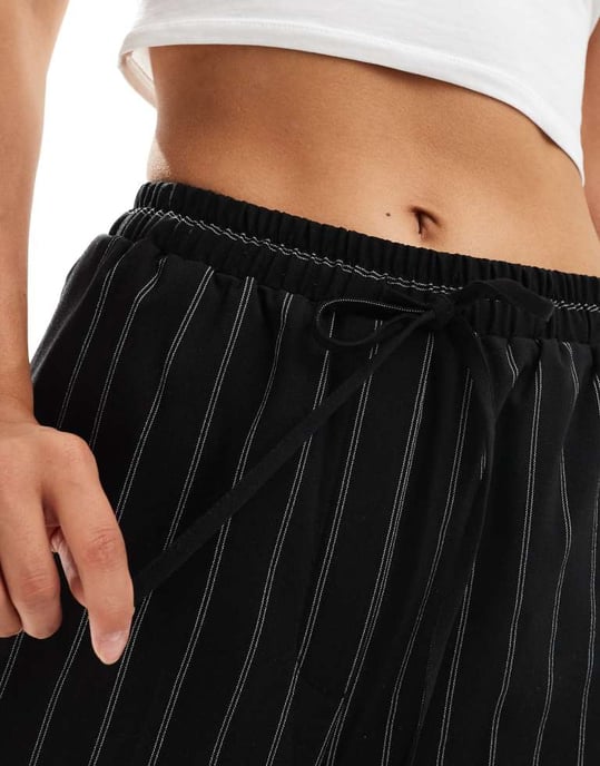 ASOS DESIGN skräddarsydda byxor med resår i svartrandig - Image 2