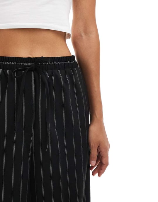 ASOS DESIGN skräddarsydda byxor med resår i svartrandig - Image 4