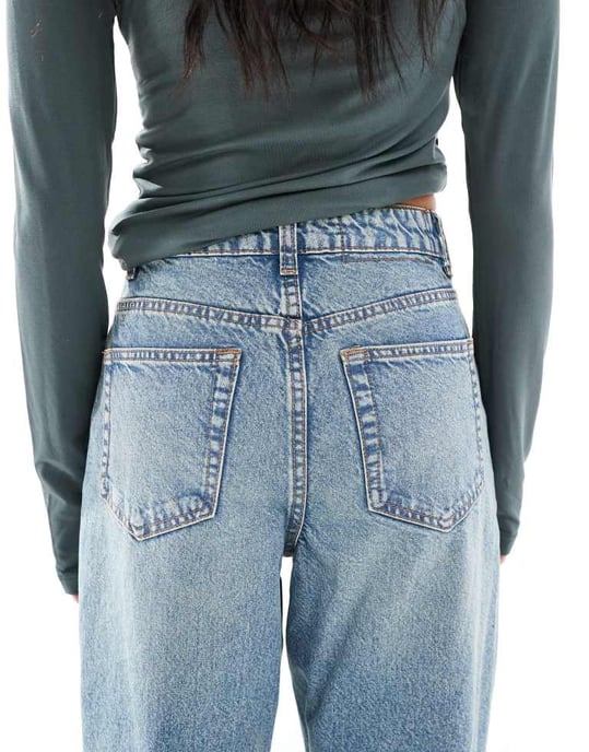 Miss Selfridge högmidjade mom jeans i ljus tvätt - Image 4