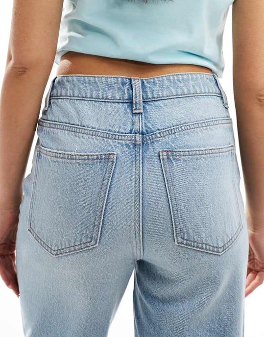 ASOS DESIGN mom-jeans i ljus midwash - Image 4
