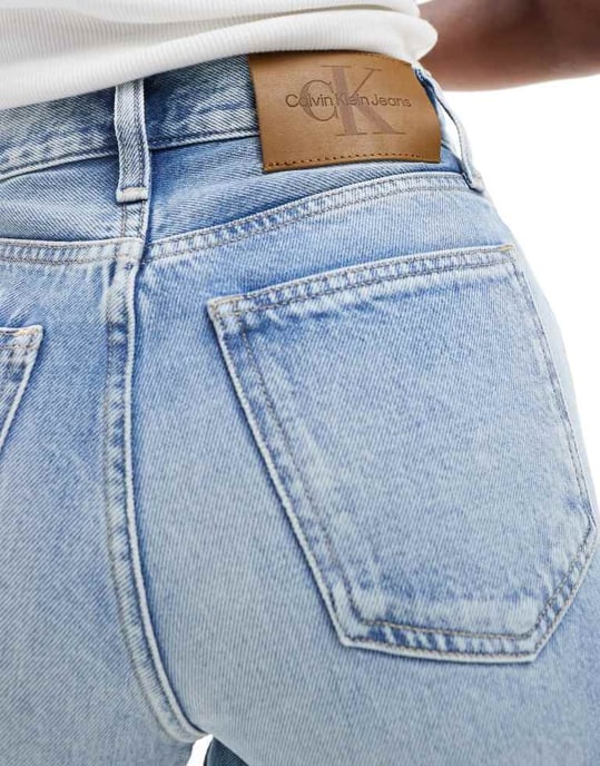 Calvin Klein Jeans momjeans i ljus tvätt - Image 3